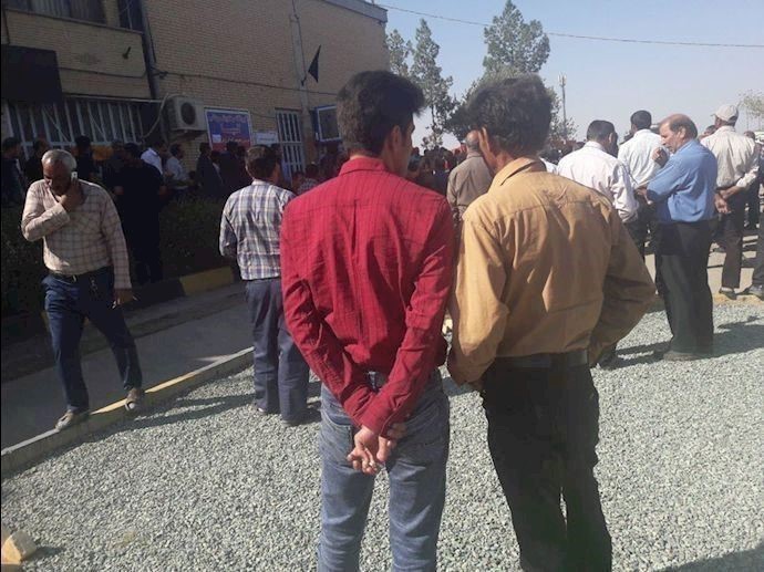 Truck drivers protest in Mobarakeh, the suburb of Isfahan