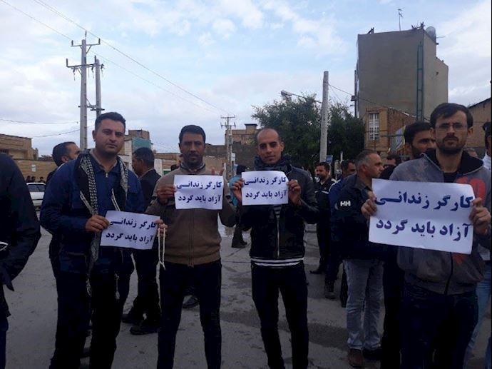 21st day of protests by Haft Tapeh workers. Protester demand the release of their detained colleagues