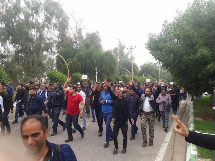 The enraged people are marching toward the courthouse of the Iranian regime to protest against the arrest and of their colleagues.
