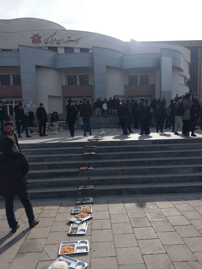 Urmia University students protesting low food quality