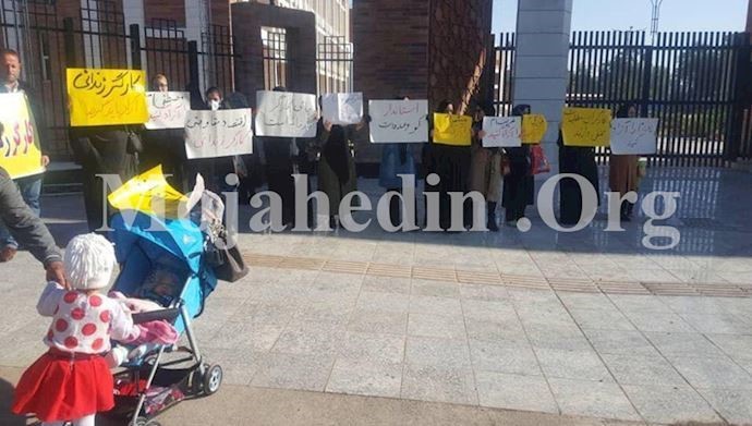Protests by the families of detained steelworkers of Ahvaz in front of the Khuzestan governors office