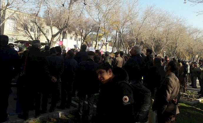 Teachers protesting outside the Isfahan Education Department