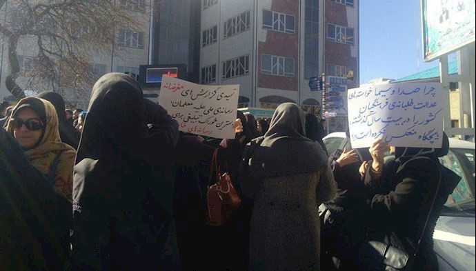 Teachers and students holding a protest rally in Hamedan