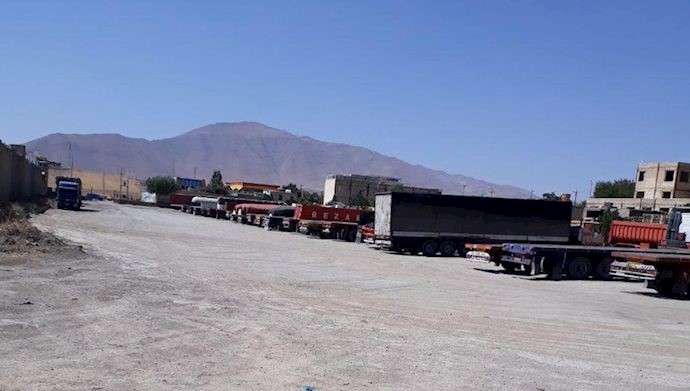 Kangavar Truck drivers continue their strike for the 2nd consecutive day
