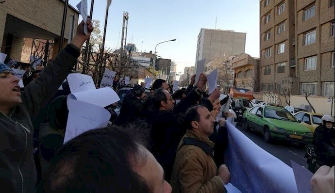 Protests by customers of Iran Khodro in Tehran