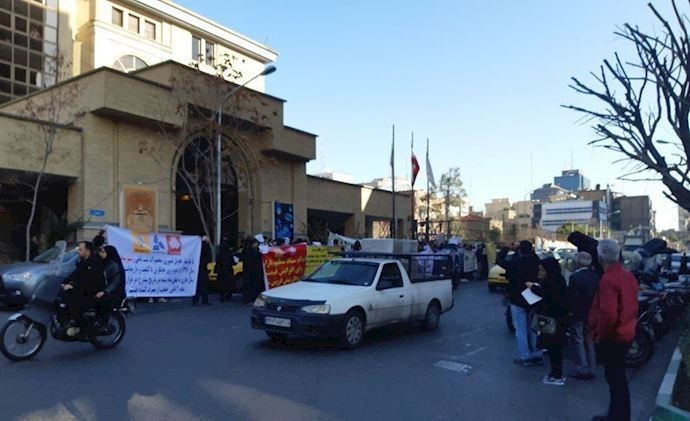 Protests by customers of Iran Khodro