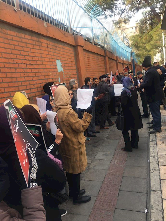Tehran-Clients of the Padideh credit firm rally outside the regime’s Ministry of Interior