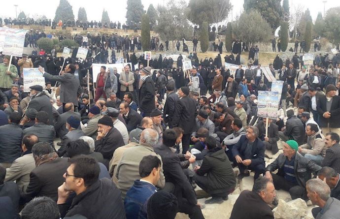 Around 2,000 Khorasgan farmers rallying in Isfahan, central Iran