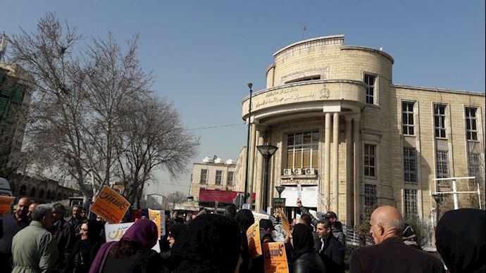 Customers of Caspian Credit Institution hold demonstrations in front of the General Prosecutors office in Tehran