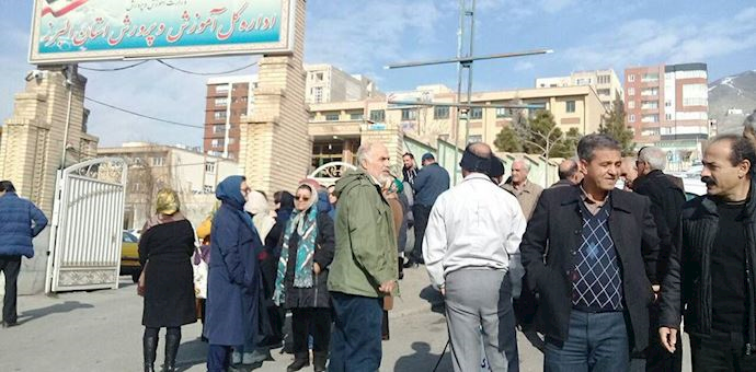 Teachers rallying outside the Education Department in Alborz Province, northern Iran