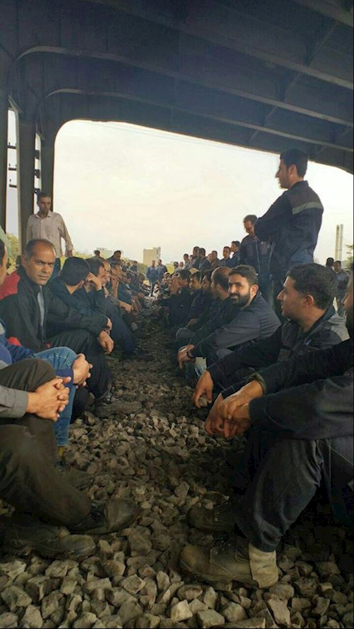 Azarab workers on strike in Arak, western Iran, blocking the north-south railway – October 20, 2019