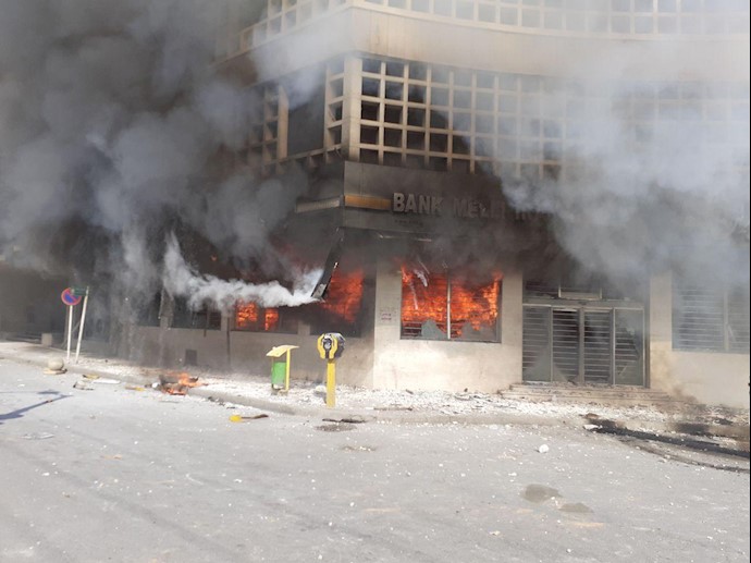Demonstrators in Behbehan set banks on fire