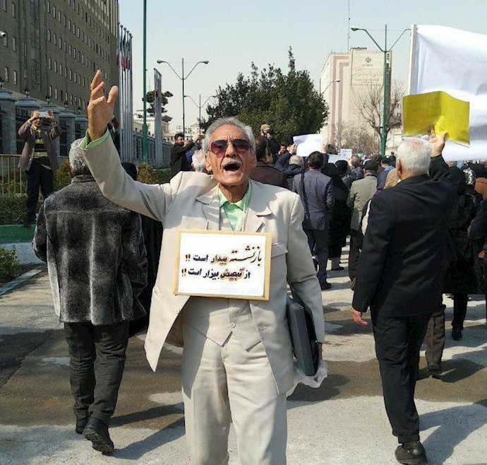 Protests by retired governemtn employees in front of the Iranian regimes parliament