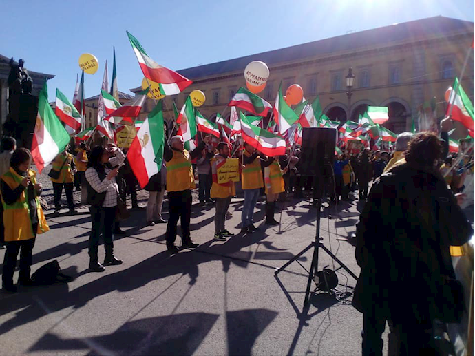 PMOI/MEK supporters in Munch demanding the expulsion of Iranian regime Foreign Minister Mohammad Javad Zarif