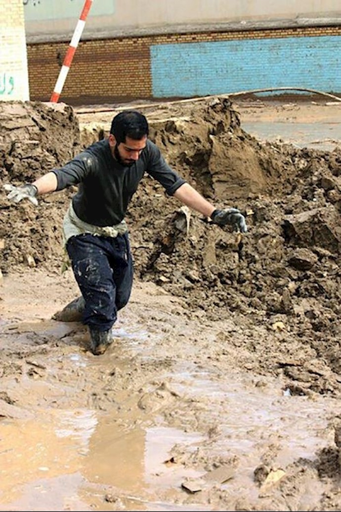 A simple walk in the muds up to a man’s knee in Pol Dokhtar becomes a challenge (Lorestan Province - Western Iran)