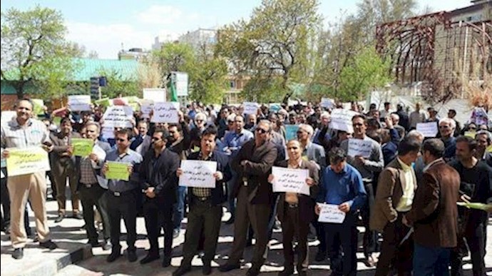Hamadan: Teachers are protesting while holding signs that shows their demands