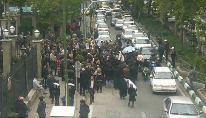 Protests by looted customers of Iranian credit institutions