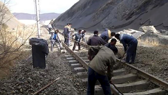 Rail workers protesting in Nourabad and Arak, Iran