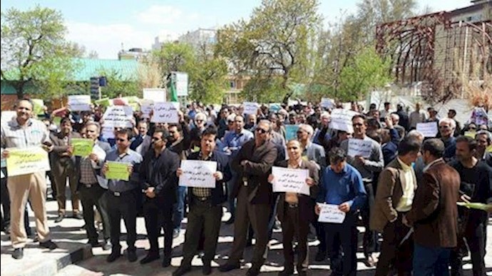 Hamadan: More images of teachers holding protest rally