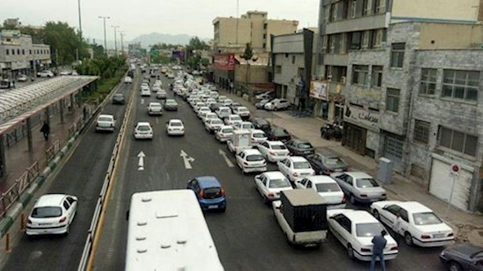 Long queues of cars waiting to buy gas in Tehran, Resalat Ave.
