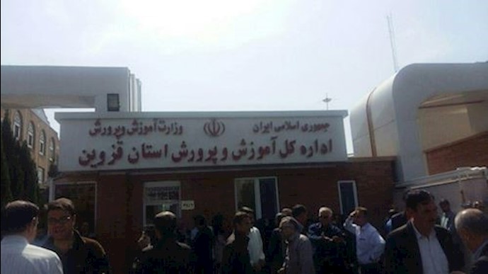 Qazvin: Teachers are rallying in front of the local office of education ministry