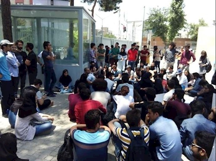Science and Industry students stage a sit-in on campus  – Tehran, Iran