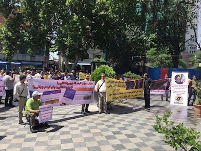 Protesters rallying outside a regime court house demanding justice and their looted money back from an IRGC-affiliated financial institution – Tehran, Iran – June 11, 2019