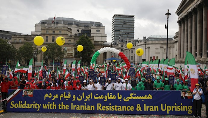 Iranians demonstrating in support of regime change in Iran