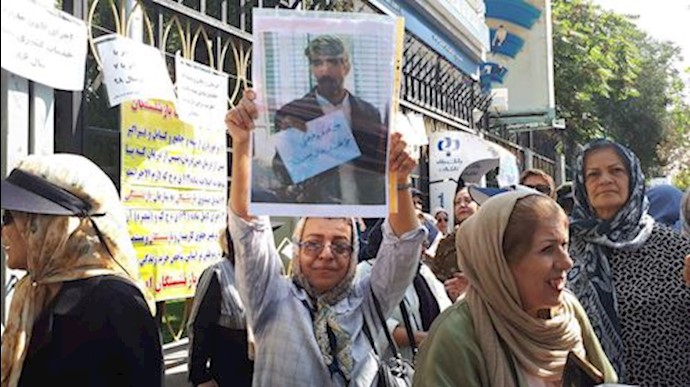 1Retirees rallying outside the regime’s Labor Ministry – Tehran, Iran – August 26, 2019