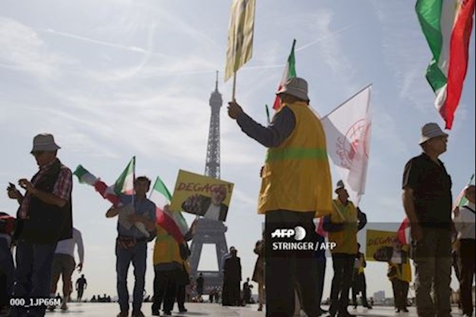 3PMOI supporters in France protesting a visit by Iranian regime Foreign Minister Mohammad Javad Zarif – Paris, France – August 23, 2019