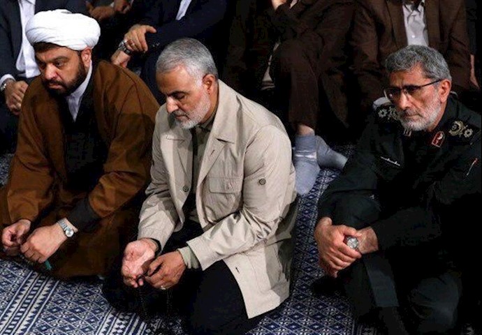 Esmaeil Ghaani (right) former deputy Qods commander sitting next to Qasem Soleimani.