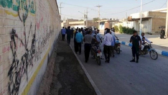 Workers on strike for the fifth consecutive day in the town of Hamidiyeh in southwest Iran