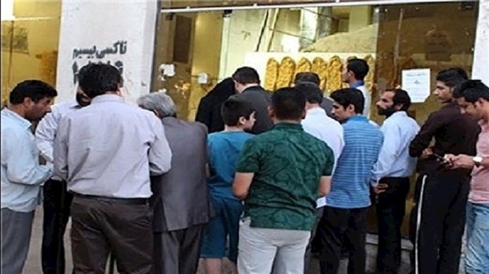 Line to purchase bread in Iran [File Photo]