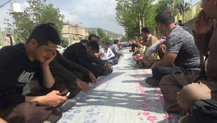 Storeowners in Baneh, western Iran, holding a gathering and protesting their poor economic conditions