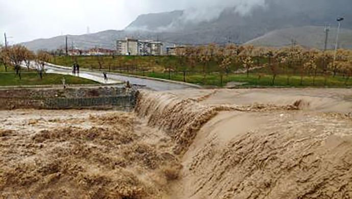 Heavy rains and floods have blocked roads to more than 100 villages across Lorestan Province, western Iran