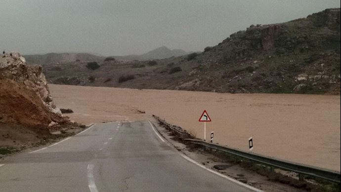 Road linking Poledokhtar to the city of Andimeshk is blocked due to rising floodwaters