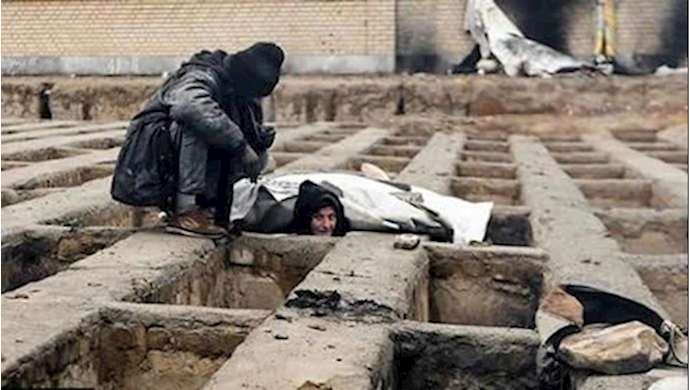 Scenes of homeless Iranians living in pre-dug graves (December 2016)