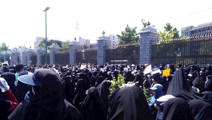 Iranian teachers protest in front of the Majlis (Parliament)
