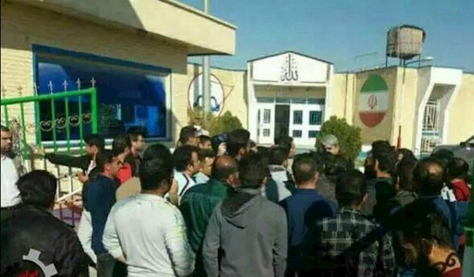 Expelled contract workers of the Abadan oil refinery holding a protest rally—September 20, 2020