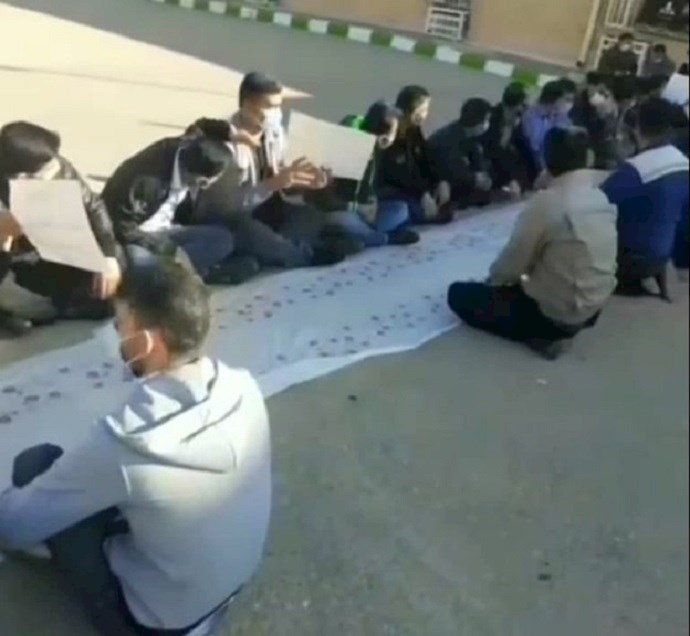 Protest by workers of Oil Company in the city of Gachsaran, southeast of Iran