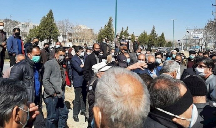 Protesters by pensioners in Arak